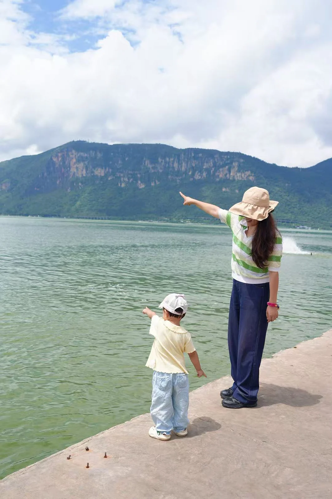 滇池边,丹凤和问问一起望向湖面